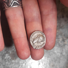 Load image into Gallery viewer, Pendente con moneta di Marco Aurelio per Chris