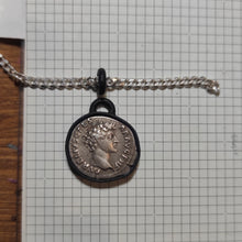 Load image into Gallery viewer, Pendente con moneta di Marco Aurelio per Chris