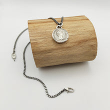 Load image into Gallery viewer, Pendente con moneta di Marco Aurelio per Chris