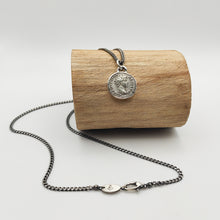 Load image into Gallery viewer, Pendente con moneta di Marco Aurelio per Chris