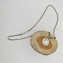 Load image into Gallery viewer, Pendente con moneta di Marco Aurelio per Chris