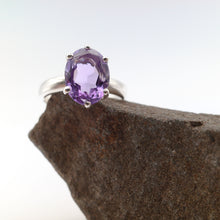 Carica l'immagine nel visualizzatore di Gallery, Anello con ametista di Elena
